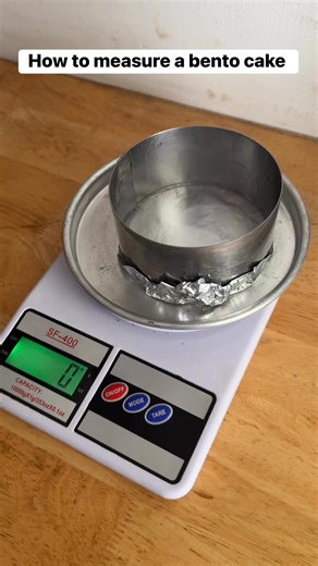 Most bakers skip this step… and that’s their biggest mistake! 😬 Ever baked a bento cake and wondered why the weight never matches what you planned? 😅 Been there, done that until I started marking my batter weight 🎂 It’s such a small step, but it keeps your costing, consistency, and peace of mind right on track 💛 Now you won’t have to deal with cake weight confusion anymore 😉 But I’ve got you mark the batter weight & follow for more baking tips and hacks straight from my kitchen! . . . bento