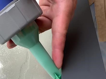 想要玻璃胶打得漂亮？老师傅一分钟教你掌握打胶绝佳技巧！你学会了吗？#如何打玻璃胶 #好工具一起分享 #美容胶打胶的手法和技巧 #打胶教学 #胶嘴制作教程,胶怎么打才打得漂亮- 抖音