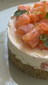 Mini cheesecake al salmone🤩 La ricetta elegante (e facile) senza cottura➡https://shorturl.at/vhfuH | MoltoFood