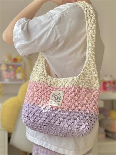~ Brighten up your summer with a handmade crochet bag✨🎀 ~ Tutorial link in my bio 💕😘 #crochet #crochetbag #crochettutorial #crochetersoftiktok