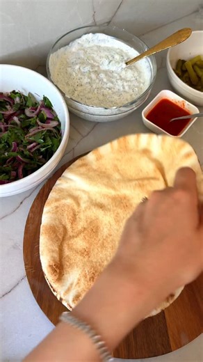 AYLIN ELMA 🦋 on Instagram: "Lebanese Beef Wrap A quick, tasty dinner, and perfect for days when you have zero energy. This lazy meal is ready in under 15 minutes!🙂‍↕️ Ingredients: ✨ For the groundbeef mix: • 700gr Ground beef • 1 Onion (chopped) • Fresh parsley • Salt • 1 tsp Black pepper • 2 tbsp Paprika For the white sauce: • Greek yogurt • Grated cucumber • Dill • Lemon juice • Garlic powder • Salt For the spicy sauce: • Harissa • Sriracha • Water For the salad: • Red onion • Sumac • Fresh 