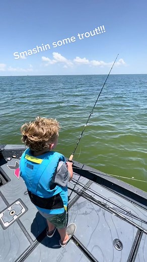 Axel stays rippin!! 💪🏼💪🏼🐟🐟 #speckledtrout #smashin #rippinlips #saltwaterfishing #rolldog
