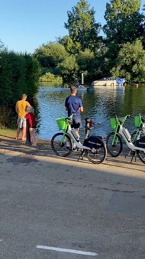 Starting from the little beach just by The White Swan pub in Twickenham, this short riverside walk is a peaceful escape. As you follow the towpath along the Thames, you’ll enjoy the calming views and the quiet charm of the water’s edge. After about 10 to 15 minutes, you’ll arrive at Orleans Gardens—a lovely riverside park with open lawns, a children’s play area, and a cosy café. | Twickenhamians community