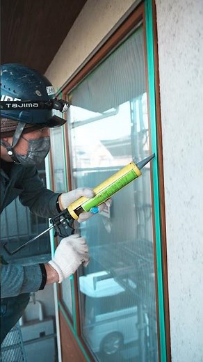 木製サッシに防水処理を施す、シーリング工事の作業風景です。徹底した養生に始まり職人さんの丁寧で細やかな仕事が、長く安心して住み続けられる家を造ります。#家づくり #自然素材の家 #高性能住宅 #工務店