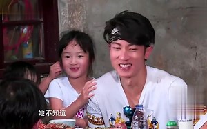 neinei和Max为吴尊挑选的菜，吴尊并不爱吃，Max执意要喂给爸爸吃