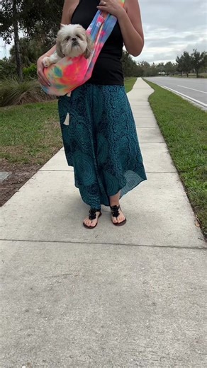 Step out in style and comfort with the Yunpaw pet carrier sling! Keep your little one cozy and close while keeping your hands free for all your adventures. This hands-free carrier, in a fun tie-dye print, offers a safe and snug spot for your small dog or cat (up to 14 lbs). * Hands-Free Freedom: Carry your pet securely while multitasking, shopping, or running errands. * Ultimate Comfort: The soft, breathable fabric ensures your pet feels cozy and protected, not precarious. * Convenient & Secure: