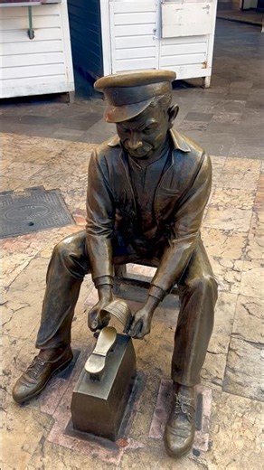 Estatua de Cantinflas en Acapulco, tributo a su película el bolero de Raquel #Acapulco #Cantinflas