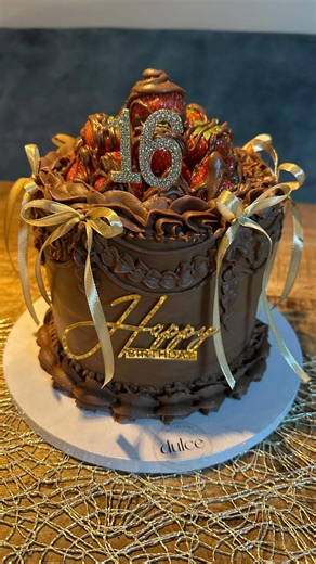 Indulge in pure chocolate luxury 🍫 This cake is made with soft, rich chocolate layers filled with silky chocolate ganache montée, a luscious hazelnut cream, and crunchy roasted hazelnut pieces. The outside is coated in a smooth, decadent chocolate ganache that melts beautifully with every bite. The fresh strawberries on top add the perfect bright, fruity contrast, creating a flavor combination that feels like a true celebration in your mouth. This is the kind of cake that makes you sit down, sl