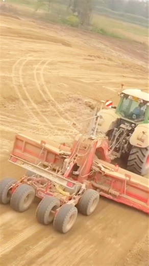 Fendt Tractor moving soil from a field #usatractor #americanfarming #fendt