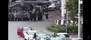 138K views · 10K reactions | ขอตั้งคำถามครับ ว่าทำไมชายสวมหมวกสีเขียวคนนี้ ถึงวิ่งหนีผู้ชุมนุมแล้ววิ่งเข้าไปหลบหลังแนว คฝ. ได้ครับ ? | ธนวัฒน์ วงค์ไชย - Tanawat Wongchai | Facebook