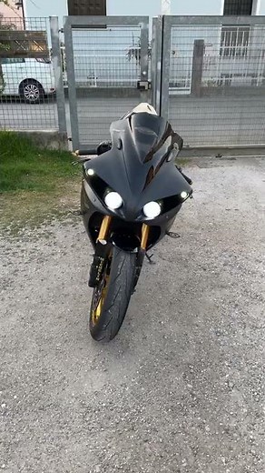 Yamaha R1 big bang akrapovic sound