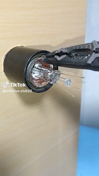 Be Sure to Remember this Plastic Bottle Trick to Easily and Safely Remove a Shattered Light Bulb #lifehacks #tips #tricks #useful #howto