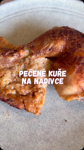 🤩Recept na Pečené kuře na nádivce🤩 Jak děláte nádivku vy? Napište ☺️ Potřebné suroviny na kuře: 1 celé kuře (naporcované) 1,2 lžíce sladké mleté papriky 3 lžíce rostlinný oleje 1 lžíce sušeného česneku 1 lžíce soli Na nádivku: 20 ks rohlíků nakrájené na kostičky (nebo housky) 2 vejce 200 ml mléka (případně více, dle potřeby) 1 lžíce majoránky 4 stroužky česneku (prolisovaný) sůl na dochucení (1/2 lžičky nebo bylinková sůl) #cookycz #videorecepty #pecenekure #nadivka | Cooky.cz