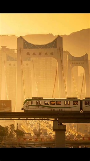 Chongqing's charm: A monorail glides under the Egongyan Bridge🌉, with the city's hustle and bustle unfolding below. Golden light bathes everything, blending urban dynamics with tranquil beauty.#ChongqingMorning #EgongyanBridge #UrbanMonorail #CityVibes #GoldenHourMagic #Chongqing📸ES | iChongqing