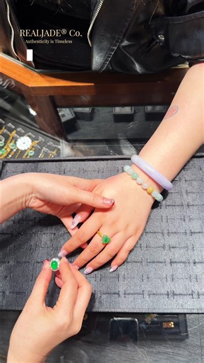 How to measure your ring size at home 💍 Wrap a strip of paper around your finger like this.�Mark where it overlaps and write the measurement down — for example, 60 mm. Then match that number with a ring size chart.�✨ You’ve got your accurate ring size! #realjade #jadeitejade #JadeJewelry #feicui #yu #RingSizeGuide #JewelryTips #RingSizing #JewelryCare #RingShopping #FineJewelry #JewelryEducation #HowToJewelry #RingLove #JewelryBasics | RealJade