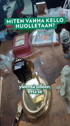 Raimo huoltaa hienon kellon myyntivalmiiksi. #kierrätyskeskus #kirpputori #kierrätys #kirppis #kirppislöydöt | Pääkaupunkiseudun Kierrätyskeskus