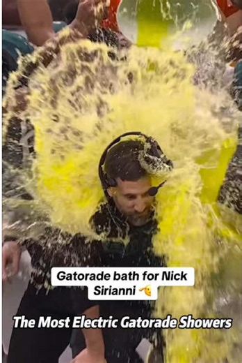 NFL’s Coolest Tradition！The Most Electric Gatorade Showers! 🏈💦 ❄️#NFL#Football#GatoradeBath #Coach #gatorade