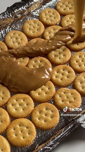 Delicious Ritz Cracker Toffee Recipe for the Holiday Season! 🎄