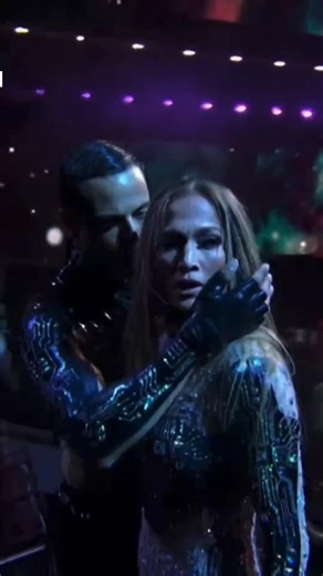 Jennifer Lopez kisses both her male and female backup dancers during the opening performance at the American Music Awards 😳 | Live N' Direct Hip Hop