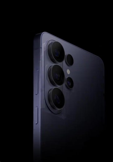 三星S26 Ultra搭载定制骁龙8 EliteGen5ForGalaxy，首发硬件级隐私屏；2亿主摄光圈从f/1.7升级至f/1.4（进光量提升约47%），5倍潜望长焦从f/3.4升级至f/2.9（亮度提升约37%），视频支持无损8KHDR与APV视频海洋模式 ，拍照支持2400万动态照片，2亿raw模式，2亿自适应像素，新增锁定防抖；充电升至60W有线，Android 16 One UI 8.5，AI功能全面升级，并提供7年系统更新。#三星 #三星s26ultra #三星s25ultra #防窥显示屏 #三星s26