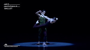 Kijk naar de buitengewone choreografie Frank Bridge Variations van Hans van Manen met onder andere Remi Wörtmeyer, Igone de Jongh en Daniel Camargo.😊 Negen contrastrijke miniaturen – van scherp tot vloeiend, van driftig tot melancholiek – vormen samen een even vanzelfsprekende als verbluffende eenheid. Dit was het eerste werk dat Hans maakte toen hij in 2005 terugkeerde bij Het Nationale Ballet. Welk werk van Hans van Manen heb jij op ons toneel gezien? Muzikale begeleiding: Het Balletorkest . 