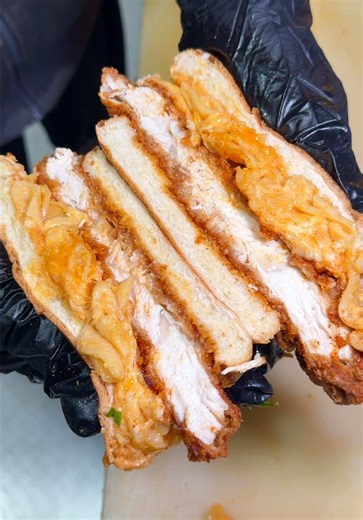 The Xelsto😍 Mac n cheese chicken sando! Limited time item only! Follow us to know when it’s available..👀🔥 Come see us today 1/6⬇️ AMAZON LUNCH 3575 S Orange Ave, Fresno 10AM-12:30PM or sellout MADERA POP UP Tacklebox 17170 RD 26 A, Madera 11:30AM-7:30PM or sellout Online ordering available and DoorDash available in Madera 11:30AM-7:30PM❤️ #maderacalifornia #madera #fresno559 #foodie #foodtiktok