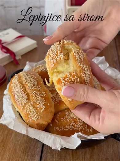 Moj izbor za večerašnji doček Nove godine – brze lepinjice sa sirom! . . Ovo je moj izbor za večerašnji doček Nove godine. Sve je neverovatno jednostavno i brzo – od same pripreme, pa do finalnog proizvoda. Ne čeka se da testo naraste, već odmah ide u rernu na pečenje. Lepinjice su gotove za tren, pa su idealno rešenje i za nenajavljene goste. Ja sam u testo dodala i sir, što se pokazalo kao pun pogodak – mekane, mirisne i savršene za prazničnu trpezu. Sastojci: 5,5 šolja brašna 1 šolja kukuruzn