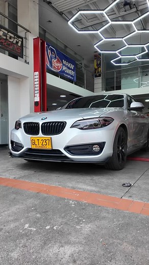 Así transformamos este BMW 220i en una máquina con mucho más carácter y presencia 🔥 A este 220i le hicimos un cambio de imagen completo: 🔧 Reprogramación Stage 1 para mejorar potencia y respuesta. 💨 Ahumado de faros delanteros y traseros para una mirada más agresiva. ⚫ Splitter frontal, side skirts, difusor y alerón en fibra de carbono, todo en tonos negros para un estilo más deportivo y elegante. El resultado: un BMW que no solo se ve brutal, sino que también se siente mucho más vivo en la c