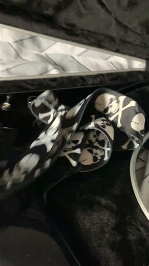 My Jackson king v js32 with my new hard case!!!!🤘🤘🤘🤘