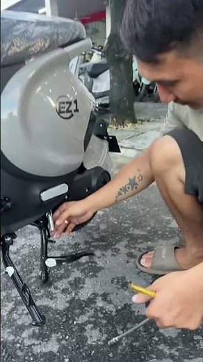 Learn tips on how to spring-load electric bike kickstands from online teachers