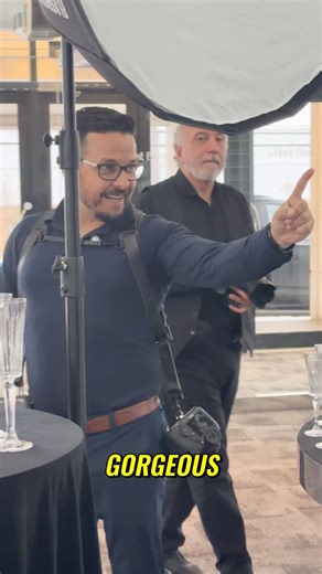 Short clip of a professional wedding photographer posing a bride #professionalphotographer #tips