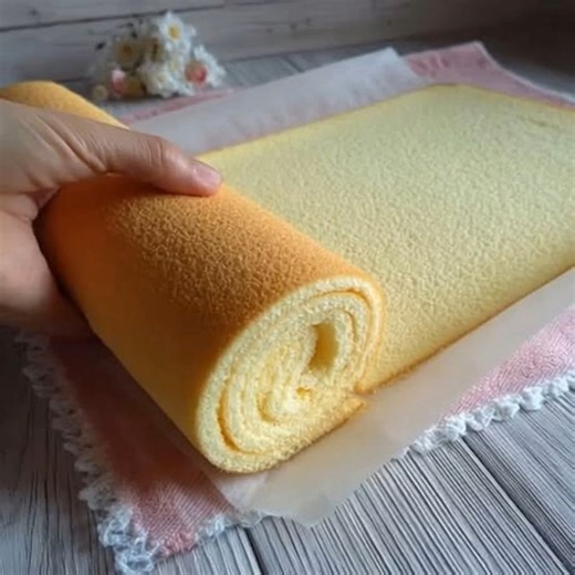 ⭐ Génoise pour Bûche de Noël – La Base Parfaite Moelleuse, légère et souple, cette génoise est la base incontournable de toutes les bûches réussies. Elle se roule facilement sans casser et accepte toutes les garnitures : crème au beurre, chocolat, mousse fruits ou confiture maison. Portions : 1 génoise (6 à 8 parts) Préparation : 15 min Cuisson : 8 à 9 min Niveau : Facile – économique – inratable 🛒 Ingrédients * 4 œufs * 120 g de sucre en poudre * 100 g de farine de blé * •••••👇 | L’Art de Man