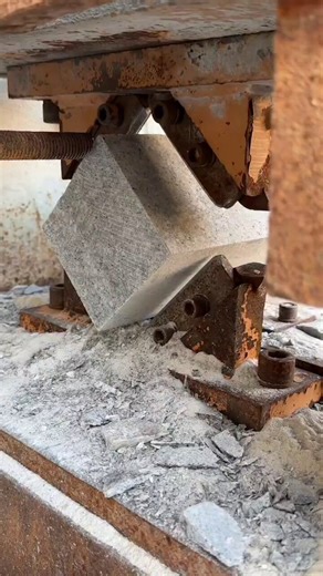 Stone splitting machine in operation