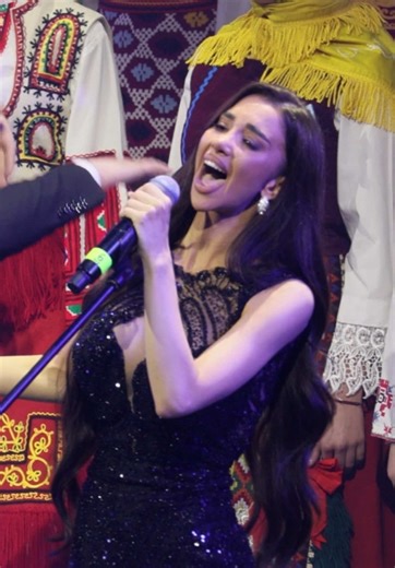 Селина се появи на сцената като специален гост по покана на Меди и се включи в един от най-въздействащите моменти на вечерта — изпълнение на българска народна песен заедно с ансамбъл пред 20 000 души. Това не беше просто участие, а момент, в който гласът ѝ ясно се открои и показа сила, увереност и истински вокален потенциал. Още с първите тонове стана ясно, че присъствието ѝ не остава на заден план. Напротив — Селина внесе характер, емоция и онази чистота в изпяването, която веднага привлича вни