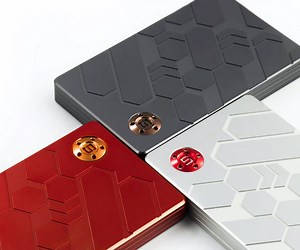 The Zeus Is a High-Tech, Modular, and Minimal Wallet Made from Aluminum