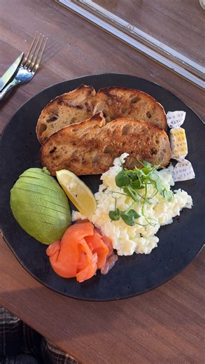 Angela Rummans on Instagram: "Comment TRANSFORM and I’ll send you my Top 8 Transformation recipes ebook my “how to” training video! Ever feel like you’re “doing everything right” and still feeling puffy, bloated, tired, and… let’s be honest just kinda over it? Back in 2023 I was on repeat: • constant fatigue • sugar-heavy cravings • breakouts, puffiness and storing belly fat • mood swings that came out of nowhere • periods ~22 day cycle No matter what I tried, my body wouldn’t budge. I just had 