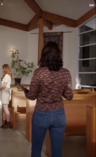 Actress Lexa Doig looking good in Jeans 02