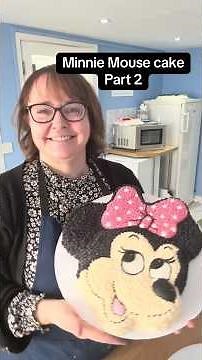 Today I’m decorating a Minnie Mouse cake using a vintage ‪@wilton‬ cake tin #cake #minniemouse #baking