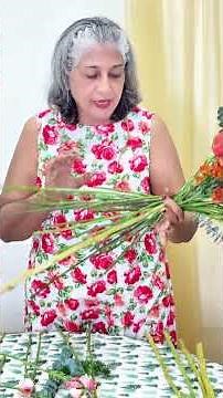 How to Make a Gorgeous Christmas Hand-Tied Bouquet (Beginner Friendly!)