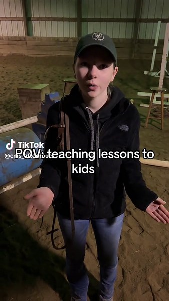 Enseñando lecciones de equitación a los niños