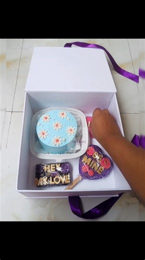 🌹🌹Love theme combo 🌹🌹 💟 Customize gift combo 💟 💥🌹 Minicake, cake sickles, chocolate, combo🌹💥 This combo includes: 👉 1 mini cake 👉 1 cake sickles 👉 1 heart pinata 👉 1chocolate bar 👉 10 pieces mini chocolate #giftboxideas #cakeart #giftcombo #love #bakeryowner #Bakery #lovethemecake #loveislove #lovelife #birthday #birthdaycake #birthdaycelebration #birthdaygifts #love #lovetheme #lovelife #lovecakedesign #loveit #lovecakedecorating | Baking Tales