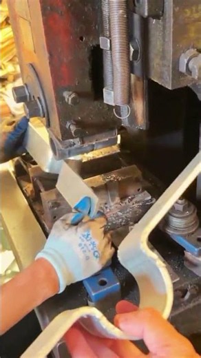 proses menekuk besi menggunakan mesin khusus #shorts