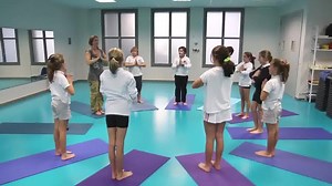 Profesores, padres y alumnos de diversas edades están disfrutando de las sesiones de Mindfulness que imparte la profesora Angela Chapman. Esta técnica trae consigo el aumento de la concentración y la serenidad emocional. -------------------- Teachers, parents and students of all ages are enjoying Mindfulness sessions thanks to our teacher, Angela Chapman. This technique helps increase concentration and emotional serenity. | Caxton College - British School Since 1987