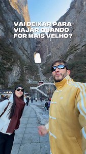 Não deixe pra amanhã o que você pode fazer hoje! Essa é a Porta dos Céus (Tianmen Dong), em Zhangjiajie, China 🇨🇳 — um arco natural gigantesco na montanha Tianmen, considerado um portal espiritual entre o mundo humano e o divino. Viajar é colecionar experiências inesquecíveis! Não espere até que seja tarde demais para vivenciar momentos incríveis nesse mundão 🌎❤️ o dinheiro volta, a saúde e a juventude não! | Casal por São Paulo