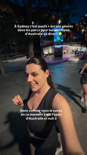 Fannie ✴︎ Social Media & Business Mentor | Wellness & Beauty on Instagram: "La ville de Sydney met à dispo des poufs + écrans géants dans les parcs pour suivre l’Open d’Australie en direct 🎾 Et les gens laissent tout propre quand ils partent, pas de vol ou de casse (ça paraît logique mais on sait bien qu’en France ça se passerait exactement comme ça 🤷🏻‍♀️)"