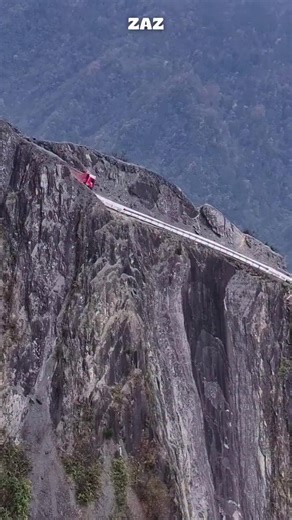 Ricardo Amorim on Instagram: "Você encararia? Esculpida nas íngremes falésias das Montanhas Wuling, em Chongqing, esta estrada estreita existe por um motivo: levar acesso a vilarejos de montanha que antes não tinham um caminho seguro de entrada ou saída. Antes de ser construída, os moradores precisavam usar trilhas perigosas que podiam desaparecer com a neblina, a chuva, deslizamentos de pedras ou a escuridão, sem aviso algum. Para resolver isso, engenheiros abriram um caminho diretamente na enc