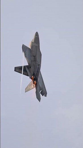 F-22 Raptor Pilot Pushes Stealth Fighter to the Limit at Cleveland Air Show #shorts