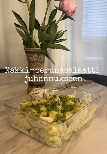 Nakki-perunasalaatti on juhannuksen vakioherkku, joten nappaa tää helppo resepti talteen! 😋 AINEKSET 🫙 1 kg varhaisperunoita 2 maustekurkkua 4 vartta kevätsipulia 1 pkt (220g) Gold&Green® Frankfurter vegenakkia 1 tl rypsiöljyä ¼ tl suolaa Kastike: ½ dl Valio Keittiön kreikkalaista jogurttia ½ dl majoneesia 2 rkl oliiviöljyä 1 rkl omenaviinietikkaa #valiotok #juhannus #perunasalaatti #juhannusruoka #varhaisperunat