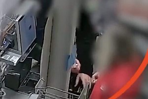 Deruba la cassiera puntandole una siringa al volto: incastrato dalle impronte sulla birra bevuta prima della rapina