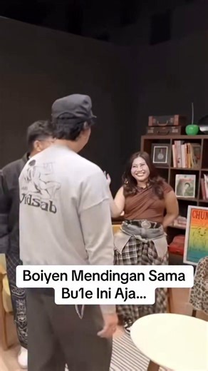 Perdana setelah jadi janda Boiyen langsung sama bule 😱 #boiyen #vindes #ladislao #podcast #komedi | Indah Dewi Astuti